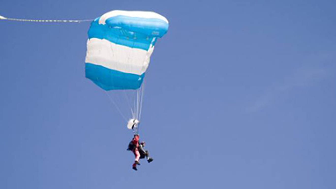 Tandem-Sprung mit dem Fallschirm: Zwei Amerikanern genügt der Spaß am Fliegen offenbar nicht