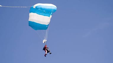 Tandem-Sprung mit dem Fallschirm: Zwei Amerikanern genügt der Spaß am Fliegen offenbar nicht Tandem-Sprung mit dem Fallschirm: Zwei Amerikanern genügt der Spaß am Fliegen offenbar nicht
