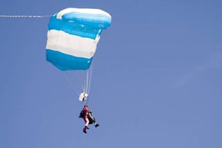 Tandem-Sprung mit dem Fallschirm: Zwei Amerikanern genügt der Spaß am Fliegen offenbar nicht