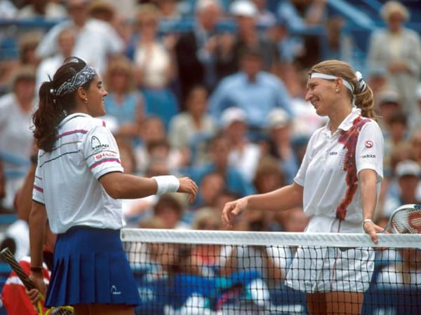 Steffi Graf (re.) vs. Gabriela Sabatini: Von 1985 bis 1995 kam es zum Dauer-Duell im Tennis zwischen der Deutschen und der Argentinierin. An Graf kam Sabatini allerdings nur selten vorbei. 40-mal standen sich die beiden gegenüber, 29-mal gewann Graf. 20 Matches gingen über drei Sätze, das Masters-Finale 1987 (Siegerin Graf) sogar über vier, damals spielten die Damen das Endspiel der Tour als best of five. Graf und Sabatini konnten unterschiedlicher nicht sein: Etliche Vorhand-Rückhand-Duelle prägten das Spiel.