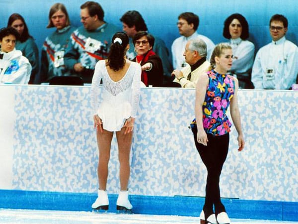 Tonya Harding (re.) vs. Nancy Kerrigan: Eine ganze Nation setzte ihre Hoffnung in die beiden US-Eiskunstläuferinnen. Olympia-Gold war 1994 das Ziel. Ihre Namen waren plötzlich in aller Munde, aber nicht für Pirouetten oder doppelte Rittberger – es ging um Neid und Missgunst. Mit einer Eisenstange hatte ein Mann zuvor im Training Kerrigan fast das Knie zertrümmert. Dann kam heraus: Tonyas Mann Jeff hatte den Angreifer bezahlt. Olympiasiegerin wurden beide nicht: Kerrigan holte Silber, "Eishexe" Harding wurde Achte.