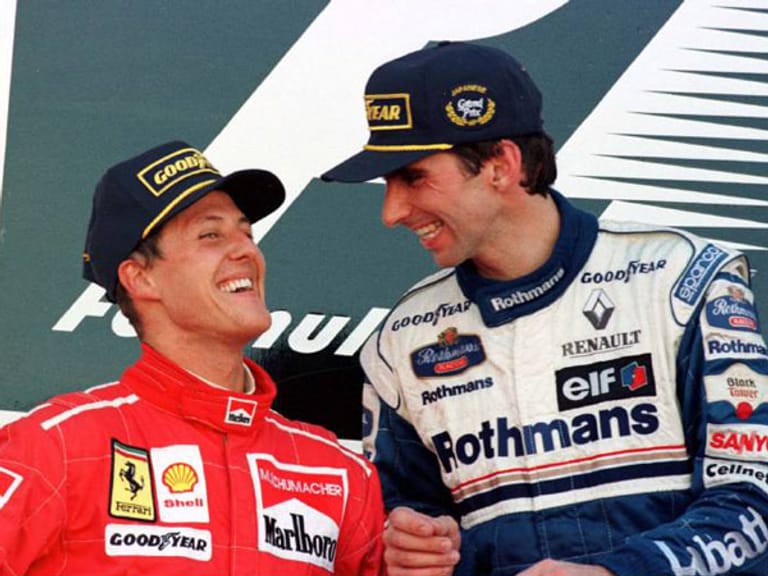 Michael Schumacher (li.) vs. Damon Hill: Deutsch-englisches Duell mit Biss in der Formel 1 Mitte der 90er. 1994 schnappte sich Hill in Silverstone die Pole, was Schumi aber nicht davon abhielt, ihn in der Einführungsrunde regelwidrig zu überholen. Während des Rennens ignorierte der Deutsche sämtliche Strafen, die die Rennleitung gegen ihn aussprach. Logische Konsequenz: Disqualifikation. Auch die nächsten beiden Rennen musste er aussetzen. Am Saisonende gewann Schumi aber doch den Titel.
