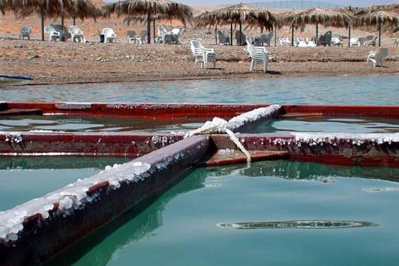Salz im Meer: Im Toten Meer in Israel gibt es bekanntermaßen so viel davon, dass man beim Baden gemütlich Zeitung lesen kann. Eine Salzkruste überzieht ein Holzgestell am sogenannten Mineral Beach