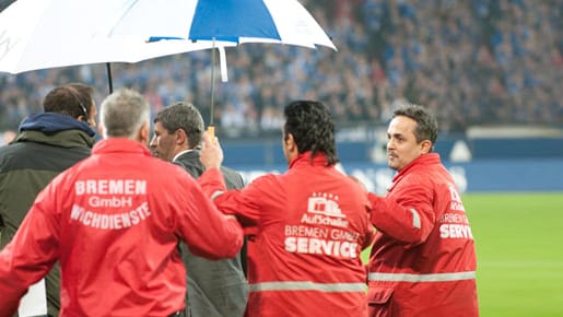 2001 noch Schiedsrichter, heute Sky-Experte, der wegen 2001 Schutz braucht: Dr. Markus Merk (Mitte). 2001 noch Schiedsrichter, heute Sky-Experte, der wegen 2001 Schutz braucht: Dr. Markus Merk (Mitte).