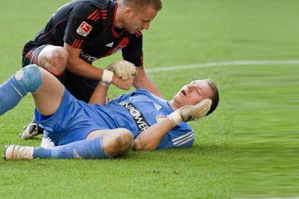Michal Kadlec (li.) sorgt sich nach dem letzten Gladbacher Angriff und Torschuss um seinen Torhüter Bernd Leno.