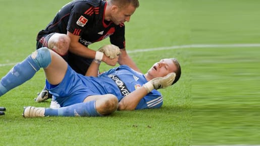 Michal Kadlec (li.) sorgt sich nach dem letzten Gladbacher Angriff und Torschuss um seinen Torhüter Bernd Leno. Michal Kadlec (li.) sorgt sich nach dem letzten Gladbacher Angriff und Torschuss um seinen Torhüter Bernd Leno.