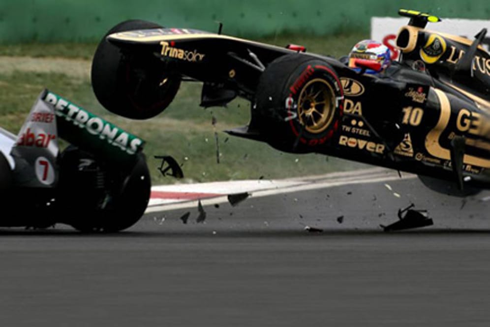 Petrov kann nicht mehr ausweichen und knallt Schumacher ins Heck.