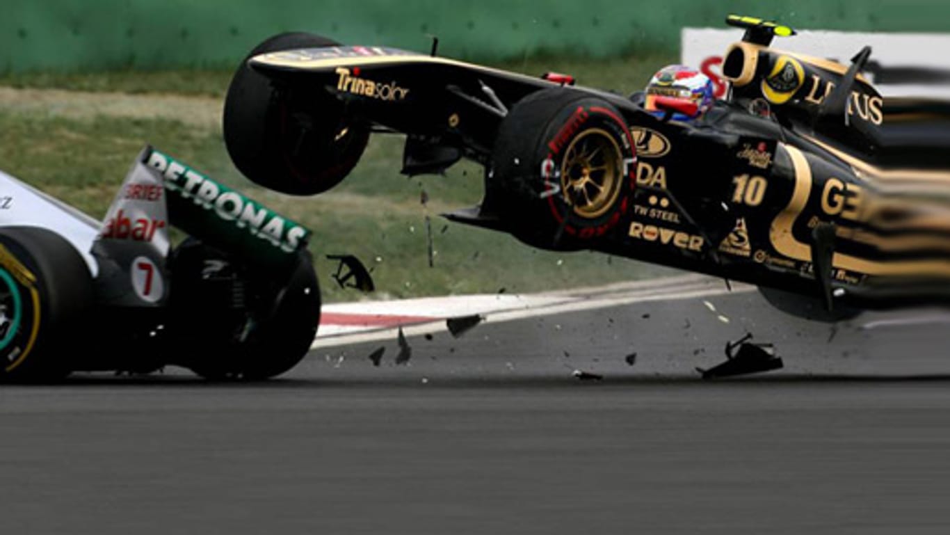 Petrov kann nicht mehr ausweichen und knallt Schumacher ins Heck.