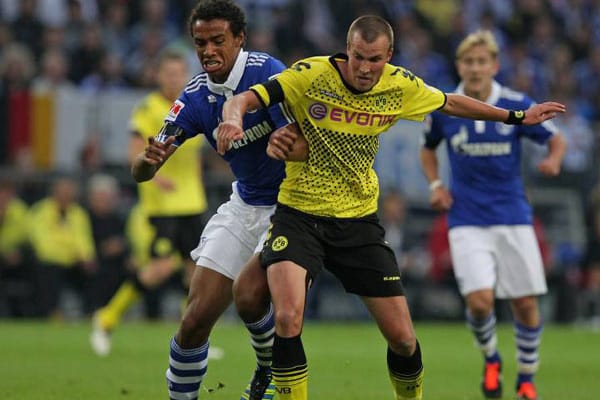 Joel Matip (Schalke) und Kevin Großkreutz (Dortmund): Ein heißer Kampf um die Gunst der Fans.