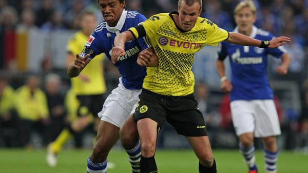 Joel Matip (Schalke) und Kevin Großkreutz (Dortmund): Ein heißer Kampf um die Gunst der Fans. Joel Matip (Schalke) und Kevin Großkreutz (Dortmund): Ein heißer Kampf um die Gunst der Fans.