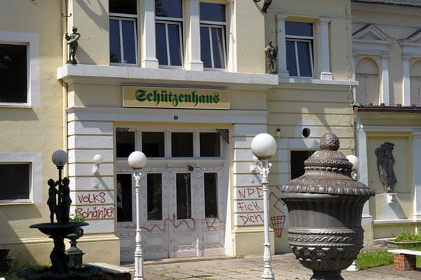 Erst im Juni 2011 hatte die Stadt Pößneck im östlichen Thüringen endlich ihr Schützenhaus zum Verkehrswert von 180.000 Euro zurückkaufen können. Seit 2003 fanden dort Neonazi-Veranstaltungen und ein NPD-Parteitag statt, nachdem NPD-Mitglied Jürgen Rieger es erworben hatte. Erst im Juni 2011 hatte die Stadt Pößneck im östlichen Thüringen endlich ihr Schützenhaus zum Verkehrswert von 180.000 Euro zurückkaufen können. Seit 2003 fanden dort Neonazi-Veranstaltungen und ein NPD-Parteitag statt, nachdem NPD-Mitglied Jürgen Rieger es erworben hatte.