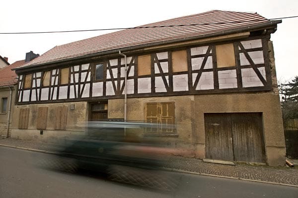 In Jena in Thüringen gilt das Gebäude des NPD-Kreisverbands als Neonazi-Treff; es wird das "braune Haus" genannt. Mitte September 2011 wurde es von Beamten durchsucht. In Jena in Thüringen gilt das Gebäude des NPD-Kreisverbands als Neonazi-Treff; es wird das "braune Haus" genannt. Mitte September 2011 wurde es von Beamten durchsucht.