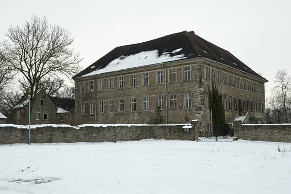 Brisanter Kauf auch in Sachsen-Anhalt: Neonazis ersteigerten im Februar 2010 für 80.000 Euro das Schloss Trebnitz. Der Landesverfassungsschutz hatte im Vorfeld keine Hinweise auf das Interesse der Rechtsextremen. Brisanter Kauf auch in Sachsen-Anhalt: Neonazis ersteigerten im Februar 2010 für 80.000 Euro das Schloss Trebnitz. Der Landesverfassungsschutz hatte im Vorfeld keine Hinweise auf das Interesse der Rechtsextremen.