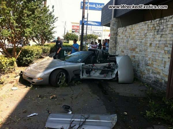 In Texas setzte ein erst 17 Jahre alter Fahrer eine Corvette gegen eine Wand.