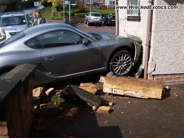 Ein 71 Jahre alter Fahrer verlor in England die Kontrolle über einen Porsche Cayman und landete schließlich in einer öffentlichen Toilette.