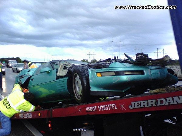 So sieht eine Corvette nach einem schweren Unfall in Florida aus. Zum Glück wurde niemand verletzt.