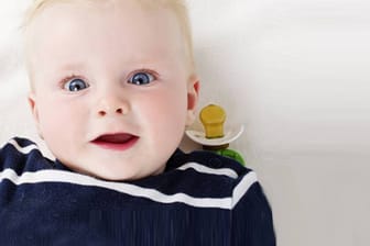Schon vor dem Zahnen können Kariesbakterien in Babys Mund entstehen.