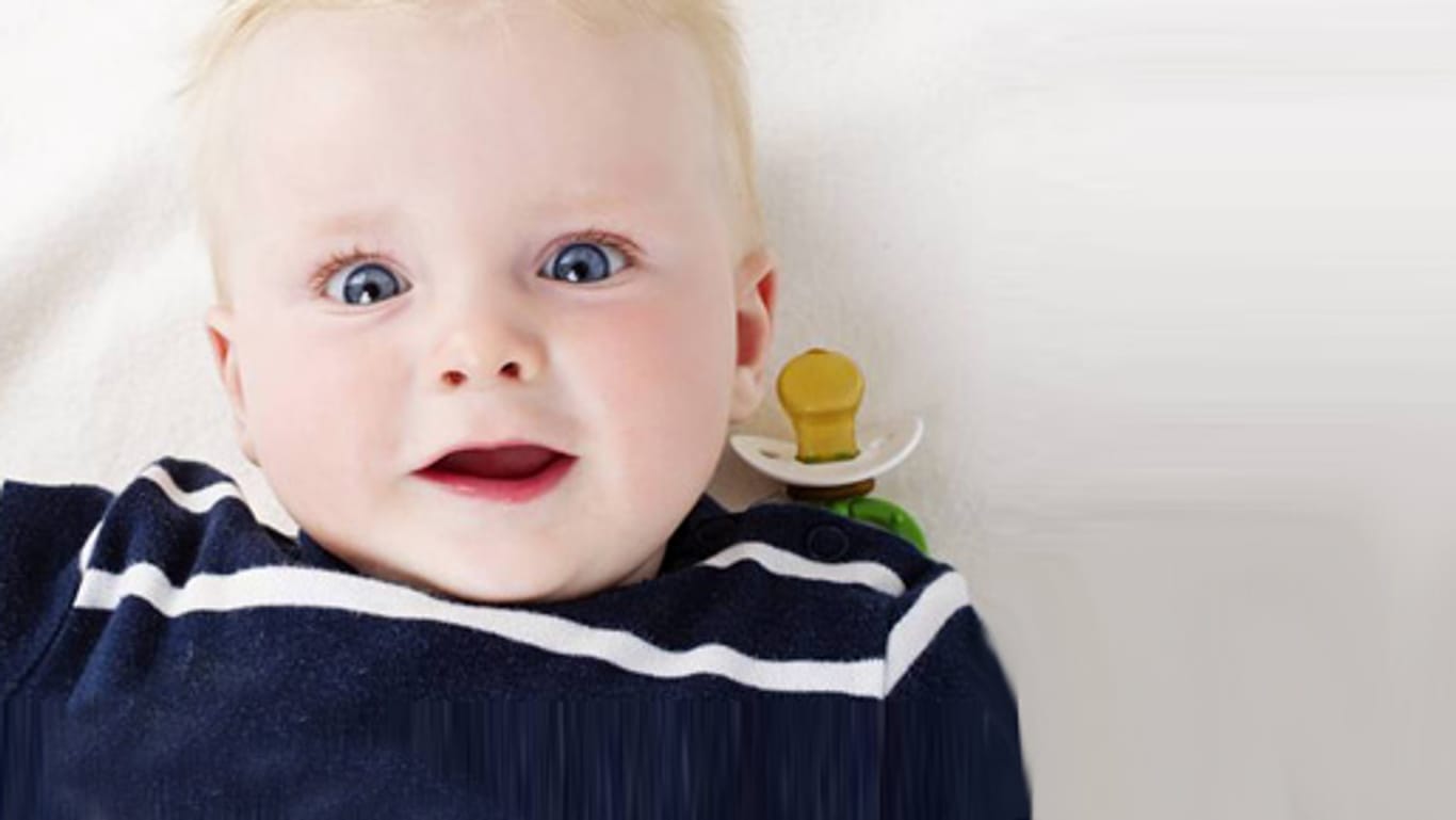 Schon vor dem Zahnen können Kariesbakterien in Babys Mund entstehen.