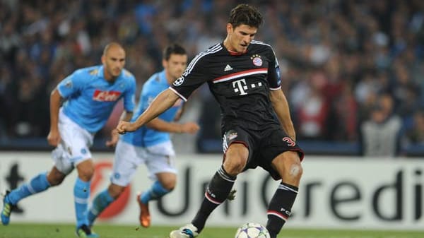 Mario Gomez tritt zum Elfmeter an. Zuvor wurde er von Laserpointern geblendet.