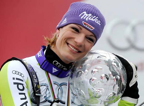 Maria Höfl-Riesch ist das Aushängeschild der deutschen Ski-Damen. Im Februar 2010 stieg sie bei Olympia zum absoluten Sportstar auf: In der Superkombination und im Slalom gewann sie die Goldmedaille. Die letzte Saison krönte sie mit dem Gewinn des Gesamtweltcups.