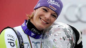 Maria Höfl-Riesch ist das Aushängeschild der deutschen Ski-Damen. Im Februar 2010 stieg sie bei Olympia zum absoluten Sportstar auf: In der Superkombination und im Slalom gewann sie die Goldmedaille. Die letzte Saison krönte sie mit dem Gewinn des Gesamtweltcups.