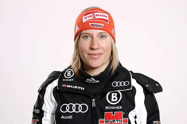 Die 20-jährige Veronique Hronek feierte ihr Weltcupdebüt im Dezember 2010 - im Riesenslalom von St. Moritz. Die Allrounderin gewann bereits die deutschen Meistertitel in Abfahrt und Super-G zum Ende der Saison 2010/2011.
