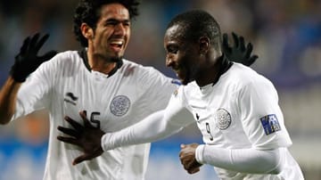 Der Auslöser: Mamadou Hamidou Niang (re.) bejubelt seinen umstrittenen Treffer zum 2:0 für Al Sadd.