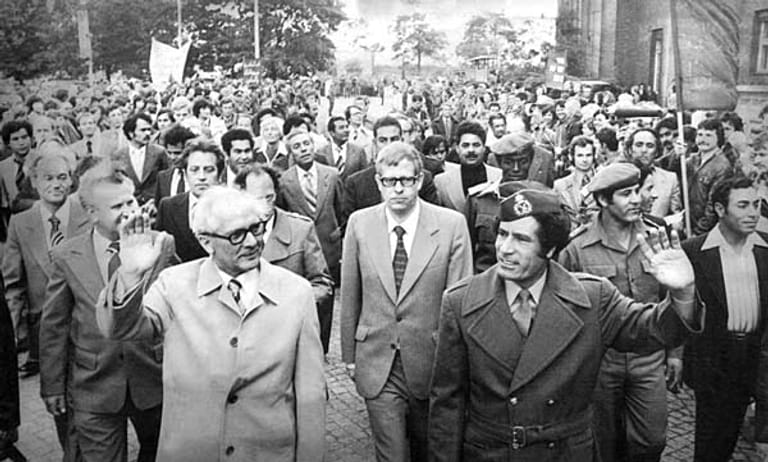 Gaddafi führte Libyen von der Monarchie in eine Art Volksrepublik. Im Juni 1978 stattete er der DDR einen offiziellen Besuch ab, wo er mit Staats- und Parteichef Erich Honecker (links) in Berlin zusammentraf.