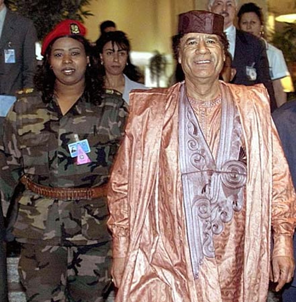 Gaddafi ließ sich gern von Frauen bewachen - hier am 4.4.2000 beim EU-Afrika-Gipfel in Kairo.