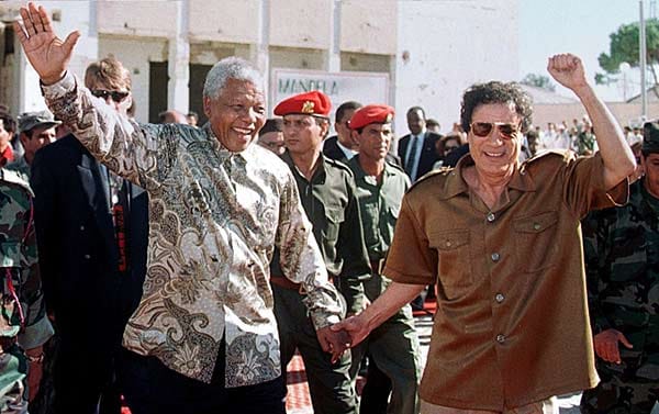 1992 verhängten die Vereinten Nationen Sanktionen gegen Libyen. Der südafrikanische Präsident Nelson Mandela traf sich 1997 mit Gaddafi - der Besuch war umstritten. Mandela soll angeboten haben, im Streit um die Auslieferung zweier mutmaßlicher libyscher Terroristen zwischen Libyen, den USA und Großbritannien zu vermitteln.