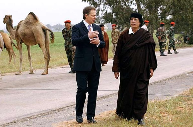 Auch der britische Premierminister Tony Blair besuchte den Diktator in Libyen. Er wollte nach dem Irak-Krieg und den Terroranschlägen von Madrid zeigen, dass Staaten, die dem Terrorismus abschwören, eine Chance zur "Rehabilitierung" haben.