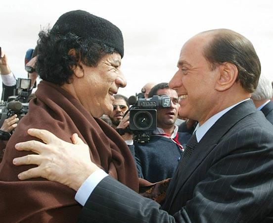 Im Jahr 2003 verkündete Gaddafi plötzlich, Terror und Aufrüstung seien sinnlos. Belohnt wurde er für diese Kehrtwende mit verbesserten Beziehungen zu mehreren westlichen Staaten. Besonders eng wurde der Kontakt zu Italien - wohl auch, weil sich Gaddafi und der italienische Ministerpräsident Silvio Berlusconi auf der menschlichen Ebene bis zuletzt gut verstanden hatten.