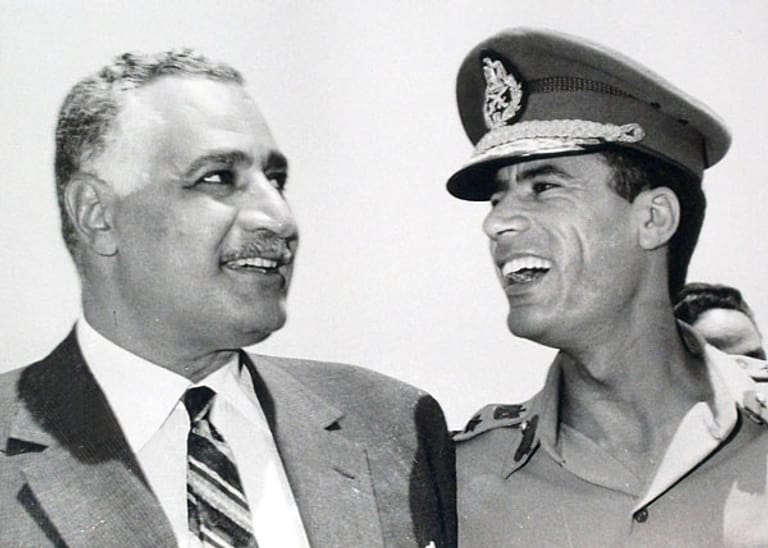 Gaddafis großes Vorbild: Der ägyptische Präsident Gamal Abd al-Nasser (links, hier ein Bild von 1969). Später brach Gaddafi allerdings mit der Idee des Panarabismus.