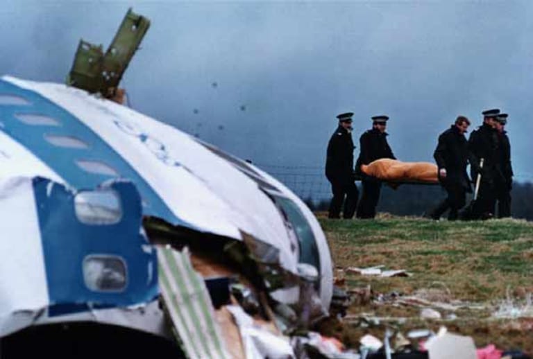 1988 sprengten von Gaddafi entsandte Attentäter über dem schottischen Lockerbie 1988 ein Passagierflugzeug der Fluglinie Pan American World Airways in die Luft. Insgesamt kamen 270 Menschen ums Leben.