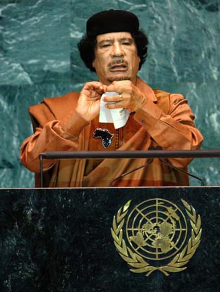 Ausraster auf internationaler Bühne: 2009 spricht Gaddafi das erste Mal vor den Vereinten Nationen in New York. Er hält eine Wutrede und zerreißt dabei die Uno-Charta.