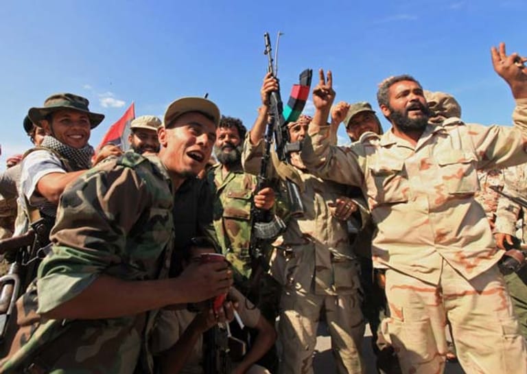 Jubel in Gaddafis Geburtsstadt Sirte: Soldaten der Übergangsregierung feiern die Einnahme der Hafenstadt.