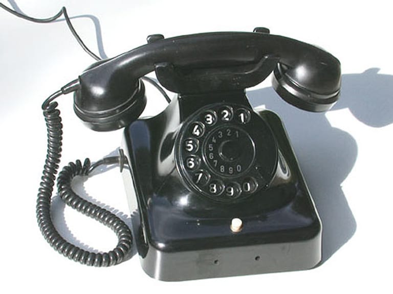 Der historische Tischfernsprecher W48 (Wählscheibentelefon 48) aus den 1950er Jahren. Ob als Festnetzgerät in den Varianten schnurlos oder verkabelt oder als Handy in der Westentasche: Praktisch kein Gegenstand hat in den vergangenen 150 Jahren das Leben der Menschen derart verändert wie das Telefon.