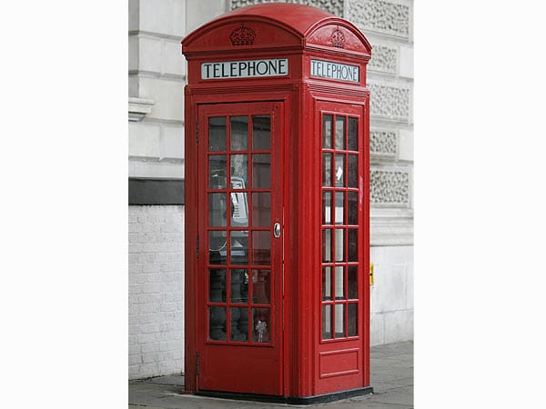 Eine der typisch roten Telefonzellen in London. Die erste Telefonzelle in Deutschland stand 1881 als "Fernsprechkiosk" in Berlin, bezahlt wurde damals mit "Telephon-Billets".