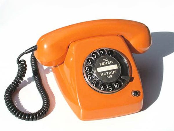 Das "Fräulein vom Amt" ist inzwischen lange Vergangenheit. Vermittelt werden Telefonate im Selbstwählverfahren. Seit den 1970er Jahren lösten farbige Telefone wie der Fernsprechtischapparat FeTAp 615 die mittlerweilen ergrauten Apparate ab.
