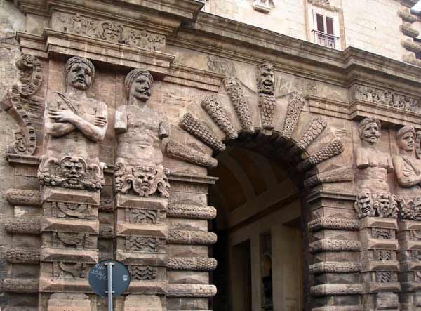 Von der 500 Jahre alten Porta Nuova starren riesenhaften Maurenfiguren wie Aladins Lampengeist unheilverkündend auf den Fußgänger herab.