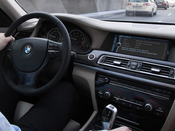 Fest eingebaute Systeme kosten zwischen 1500 Euro (Opel) und 3820 Euro (BMW).