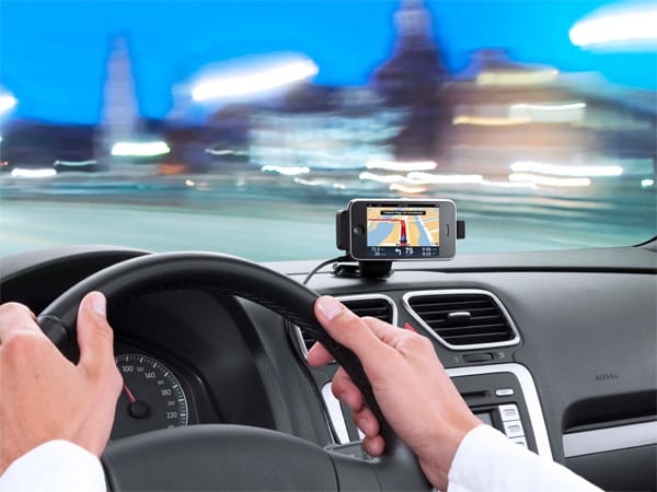 Mobile Lösungen wie beispielsweise Navi-Apps auf dem iPhone sind vom Auto unabhängig und können so auch beispielsweise im Urlaub im Mietwagen genutzt werden.