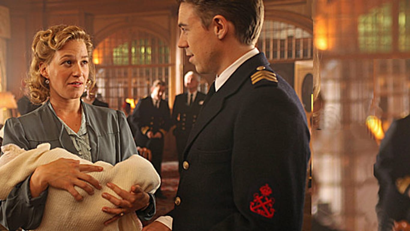 Franka Potente als Hilda Smith und Andrew Buchan als britischer Offizier Thomas Mortimer in "Laconia".