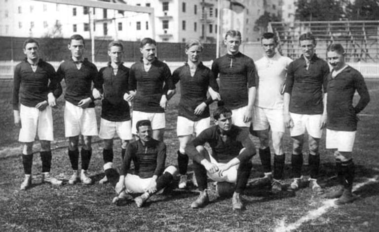 Die Niederlande werden am 24. März 1912 zum "Hirsch" - wegen des deutschen Halbstürmers mit dem Vornamen Julius. In seinem zweiten Länderspiel dreht der damals 19-Jährige (auf dem Foto stehend, ganz links) mit einem Viererpack mächtig auf. Nach seinem ersten Doppelpack führt der Gast in Zwolle mit 3:1, nach seinem zweiten hat er nach 3:5-Rückstand zum 5:5-Endstand ausgeglichen. Die Nazis bringen Hirsch 1943 im KZ um, weil er Jude ist. Der DFB benennt 2005 einen Toleranz-Preis nach ihm.