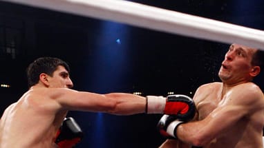 Der Moment des schweren Knockouts für Rogelio Omar Rossi: WBO-Weltmeister Marco Huck schickt den Argentinier mit einer rechten Geraden zu Boden.