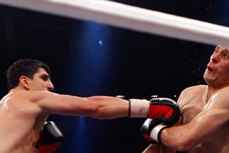 Der Moment des schweren Knockouts für Rogelio Omar Rossi: WBO-Weltmeister Marco Huck schickt den Argentinier mit einer rechten Geraden zu Boden.