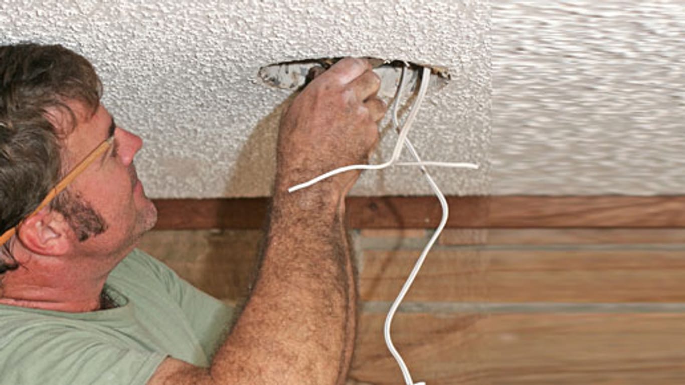 Heimwerker sollten sich beim Installieren von Lampen vor Stromschlägen schützen