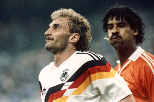 Und auch zwei Jahre nach dem Halbfinale der EM ist Rudi Völler die Zielscheibe niederländischer Hinterhältigkeit. Am 24. Juni 1990 in Mailand wird Völler binnen weniger Momente erst gefoult, dann am Ohr gezogen und schließlich von "Lama" Frank Rijkaard bespuckt. Beide fliegen in der 22. Minute vom Platz, Heribert Faßbender und Karl-Heinz Rummenigge erleben am ARD-Mikrofon eine Sternstunde, Jürgen Klinsmann die seine auf dem Platz. Wie 1974 gewinnt Deutschland mit 2:1 - und ist 14 Tage später Weltmeister.