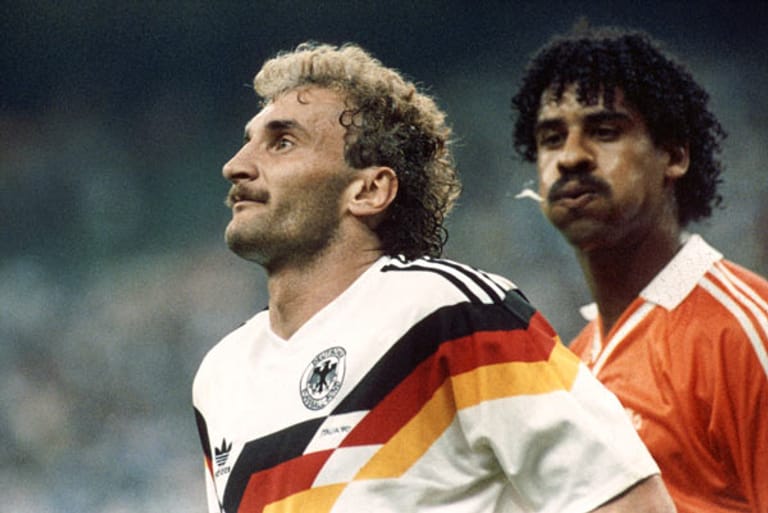 Und auch zwei Jahre nach dem Halbfinale der EM ist Rudi Völler die Zielscheibe niederländischer Hinterhältigkeit. Am 24. Juni 1990 in Mailand wird Völler binnen weniger Momente erst gefoult, dann am Ohr gezogen und schließlich von "Lama" Frank Rijkaard bespuckt. Beide fliegen in der 22. Minute vom Platz, Heribert Faßbender und Karl-Heinz Rummenigge erleben am ARD-Mikrofon eine Sternstunde, Jürgen Klinsmann die seine auf dem Platz. Wie 1974 gewinnt Deutschland mit 2:1 - und ist 14 Tage später Weltmeister.