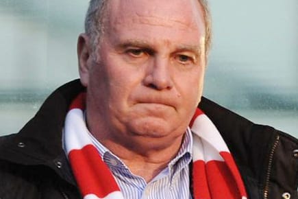 Uli Hoeneß ärgert sich über die zweite Saison-Niederlage.